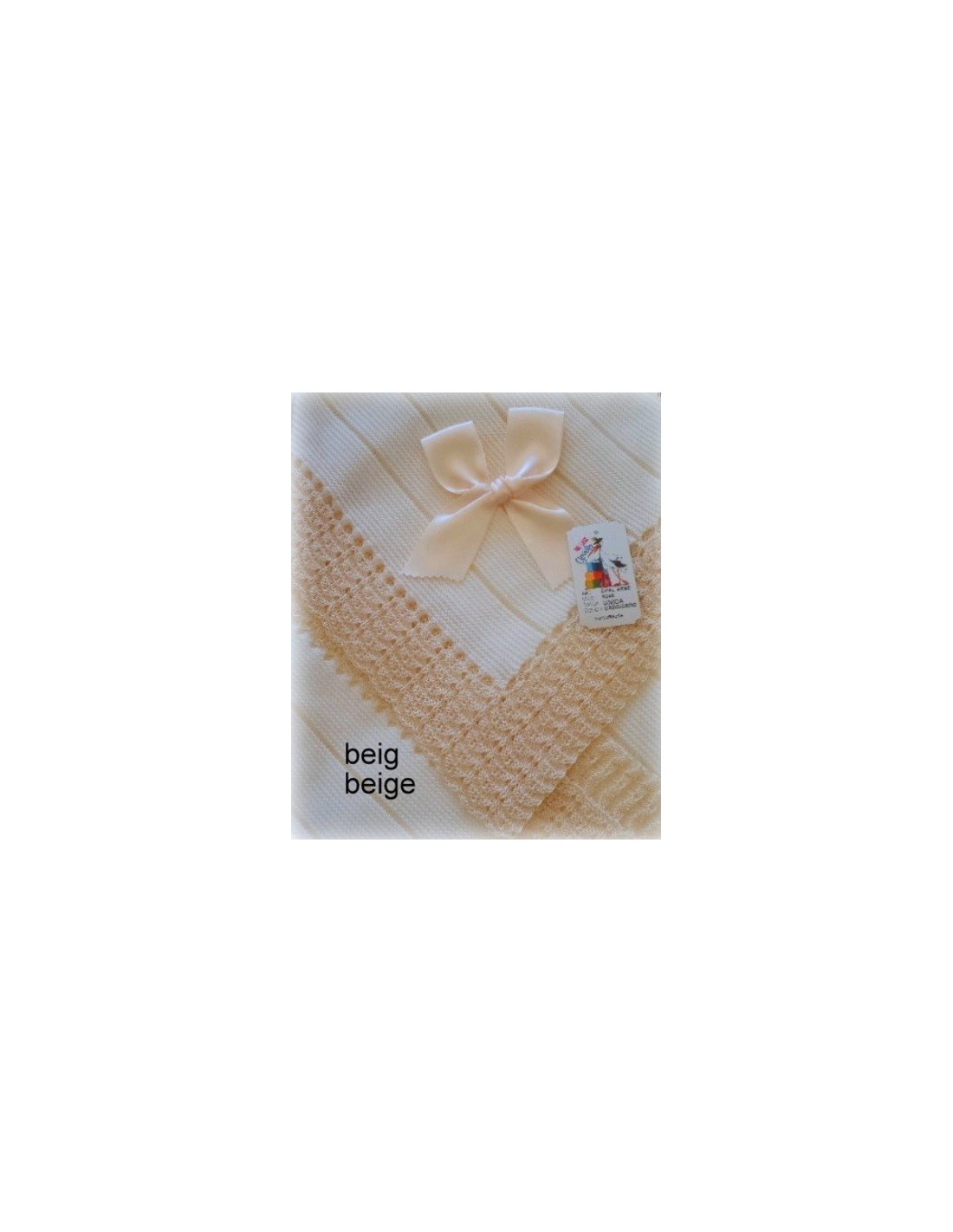 Toquilla para bebé de perlé con puntilla beige en los filos.