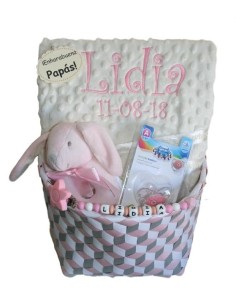 Canastilla bebé personalizada. Un regalo original, hecho a mano y  personalizado para celebrar la llegada de un recién nacido. Cesta de  nacimiento