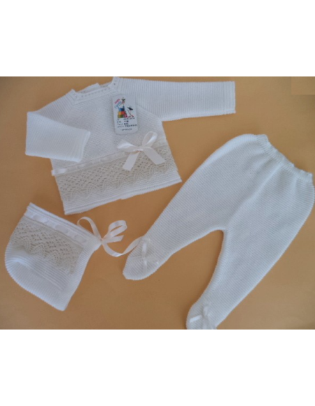 Traje de perlé tres piezas con capota y pasacintas puntilla Traje de perlé tres piezas con capota y pasacintas puntilla