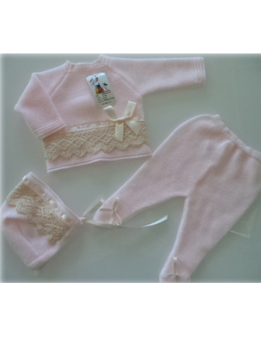 Traje de perlé tres piezas con capota y pasacintas puntilla