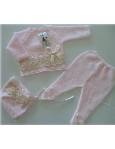 Traje de perlé tres piezas con capota y pasacintas puntilla Traje de perlé tres piezas con capota y pasacintas puntilla