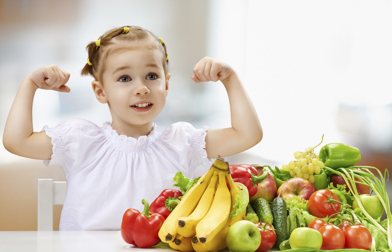 Ninos Comiendo Fruta